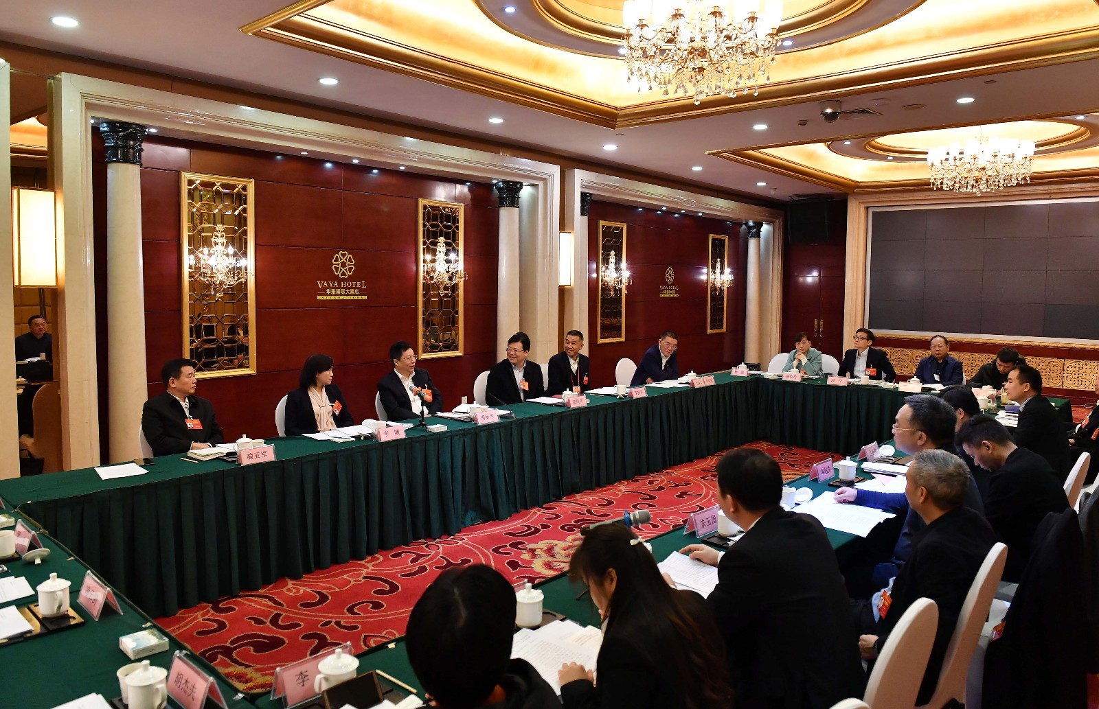 15日上午，湖南省第十三屆人民代表大會第三次會議長沙代表團分組審查計劃草案及報告,、預(yù)算草案及報告,，醞釀、討論補選的各項候選人名單草案,。長沙晚報全媒體記者 周柏平攝