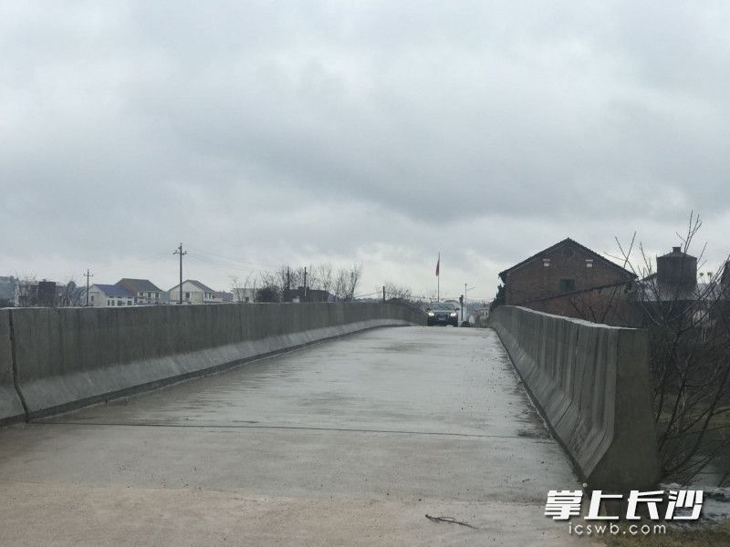 家鄉(xiāng)河上的危橋也修成了水泥橋,。長沙晚報(bào)通訊員 顏其麥 攝