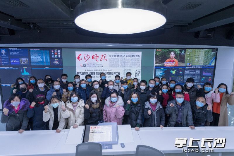 春節(jié)期間,，長沙晚報一線全媒體記者編輯全部取消休假,，投入到防控疫情的一線采訪報道中。 長沙晚報全媒體記者 黃啟晴 攝