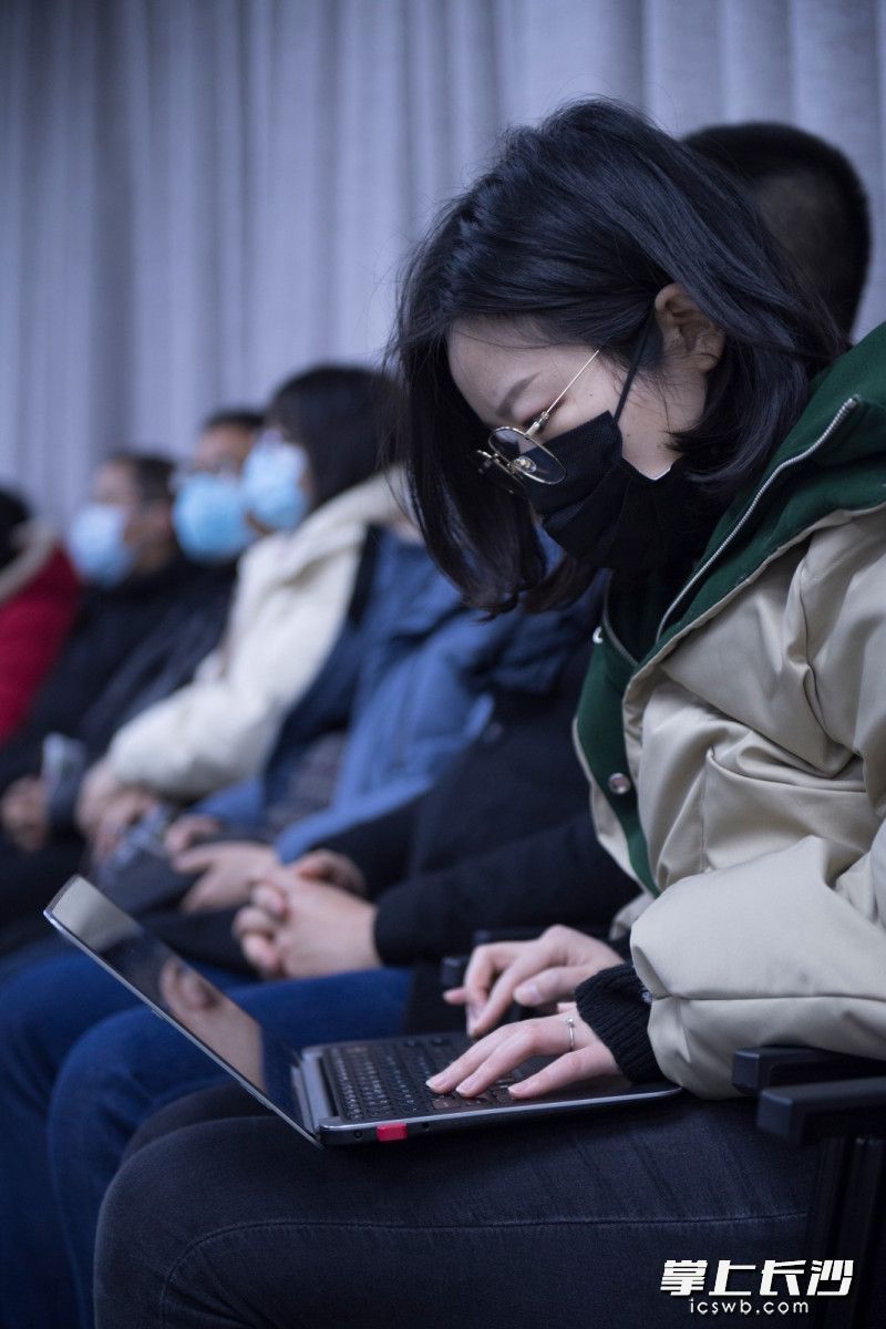 春節(jié)假期里，長沙晚報記者凌晴在現(xiàn)場記錄采訪,。長沙晚報全媒體記者 黃啟晴 攝