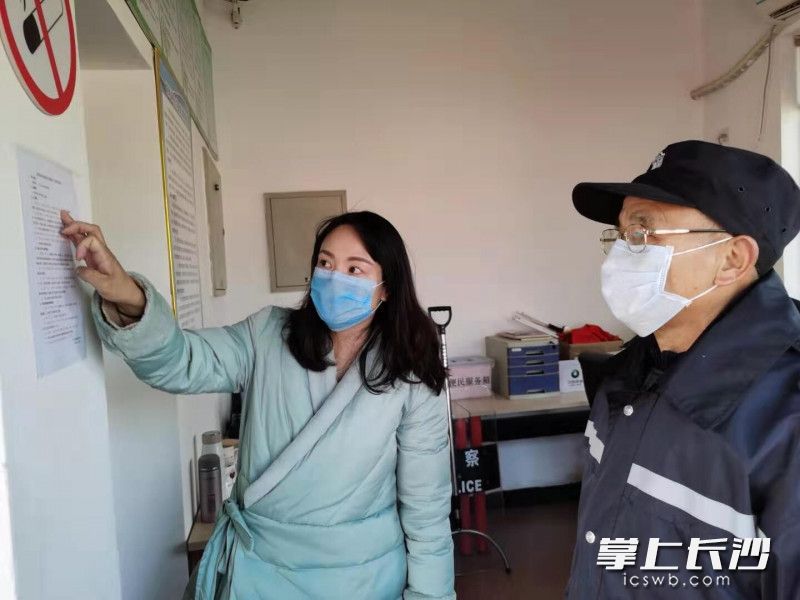 昨日起，天心區(qū)教育局督查組開始對(duì)新型冠狀病毒感染的肺炎疫情防控檢查工作進(jìn)行全覆蓋督查,。通訊員供圖