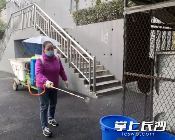 長(zhǎng)沙學(xué)院工作人員對(duì)校區(qū)進(jìn)行消毒。