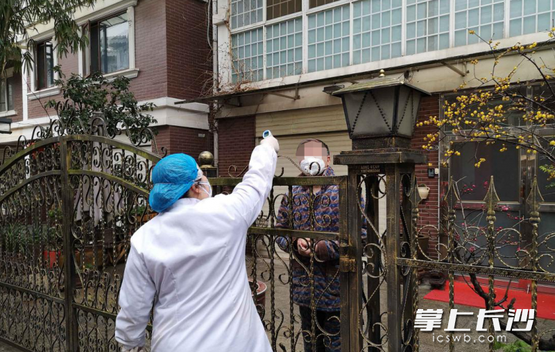 醫(yī)護(hù)人員上門(mén)給隔離對(duì)象量體溫,。