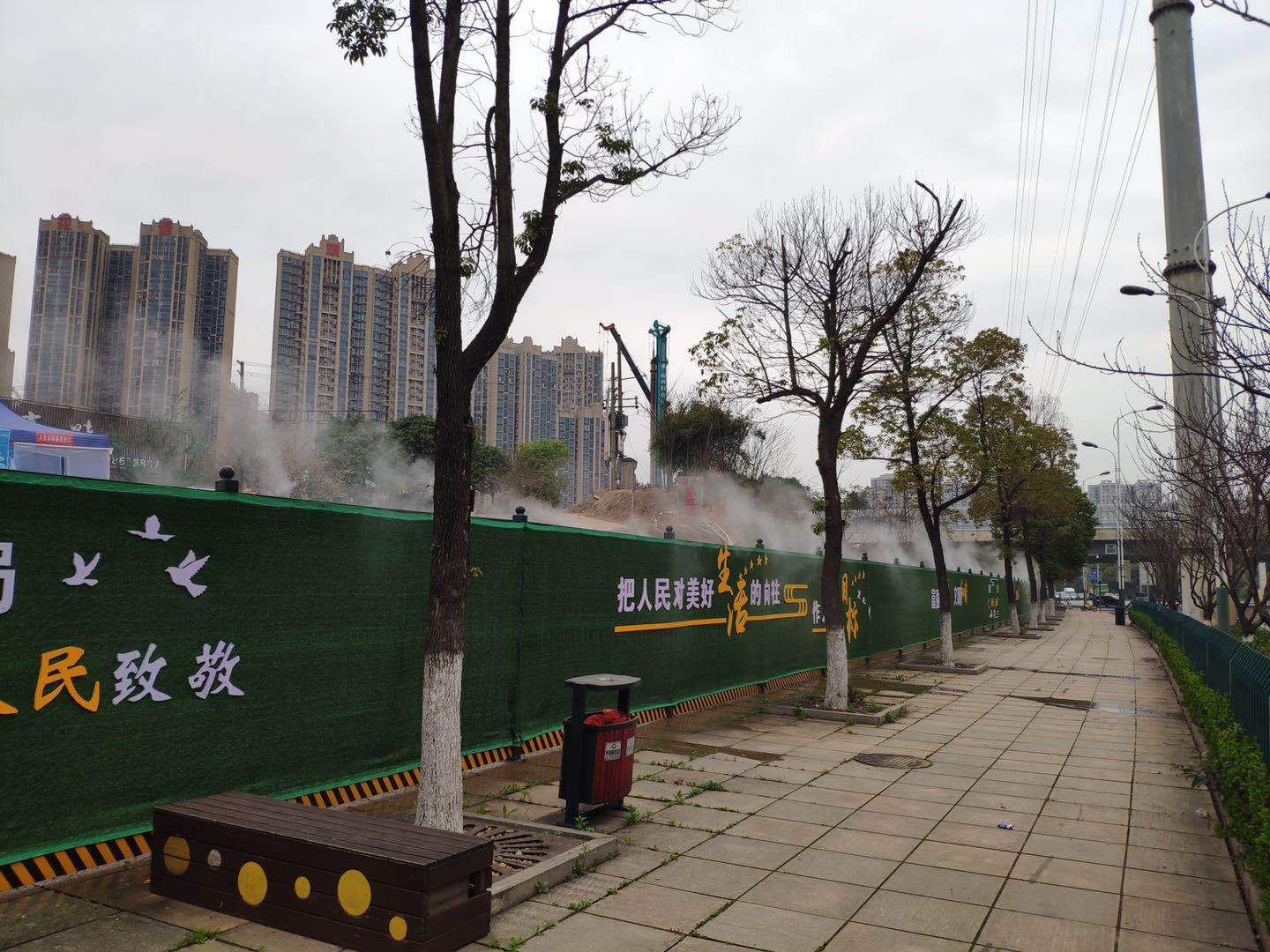 3月2日,，縣住建局檢查萬家麗北路快速化改造（含電力隧道工程），現(xiàn)場施工采取了濕法作業(yè),，已開啟噴淋,，出入口沖洗干凈，無帶泥上路現(xiàn)象,。
