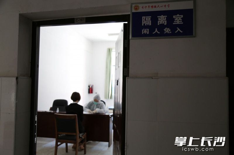 隔離室演練現(xiàn)場(chǎng),，正在進(jìn)行緊急處理。