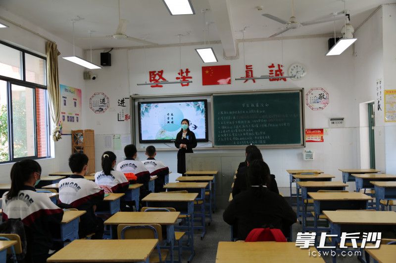 在教室里,，學(xué)生單人單桌,。