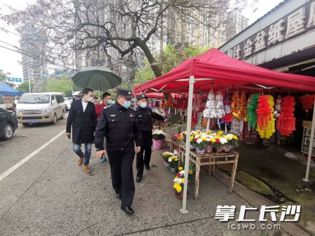 長沙警方聯(lián)合有關(guān)部門對中心城區(qū)禁放措施落實情況開展現(xiàn)場督導(dǎo),。警方供圖