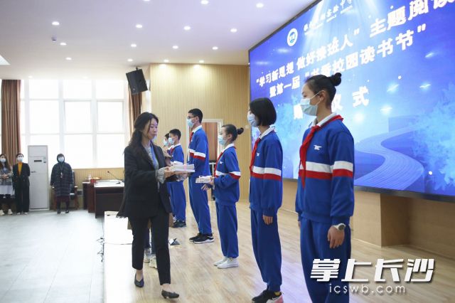 長(zhǎng)沙市新華書店相關(guān)負(fù)責(zé)人向雅禮洋湖學(xué)子贈(zèng)書,。長(zhǎng)沙晚報(bào)通訊員 郭豐 攝
