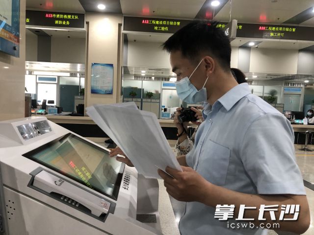 通過政務(wù)大廳自助服務(wù)一體機(jī)，企業(yè)可辦理七大類56項(xiàng)“復(fù)工復(fù)產(chǎn)政策兌現(xiàn)”業(yè)務(wù),，一次性兌現(xiàn)復(fù)工復(fù)產(chǎn)惠企政策,。錢娟 攝