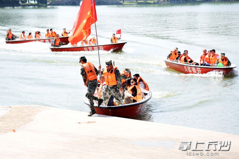 在湖南烈士公園舉行的洪災(zāi)應(yīng)急救援演練中,，民兵將“被困群眾”轉(zhuǎn)移上岸,。長(zhǎng)沙晚報(bào)全媒體記者 劉琦 攝