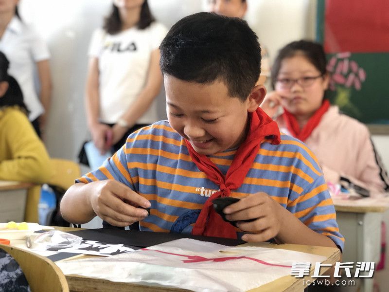 孩子們正在認(rèn)真了解西周歷史和青銅文化,。