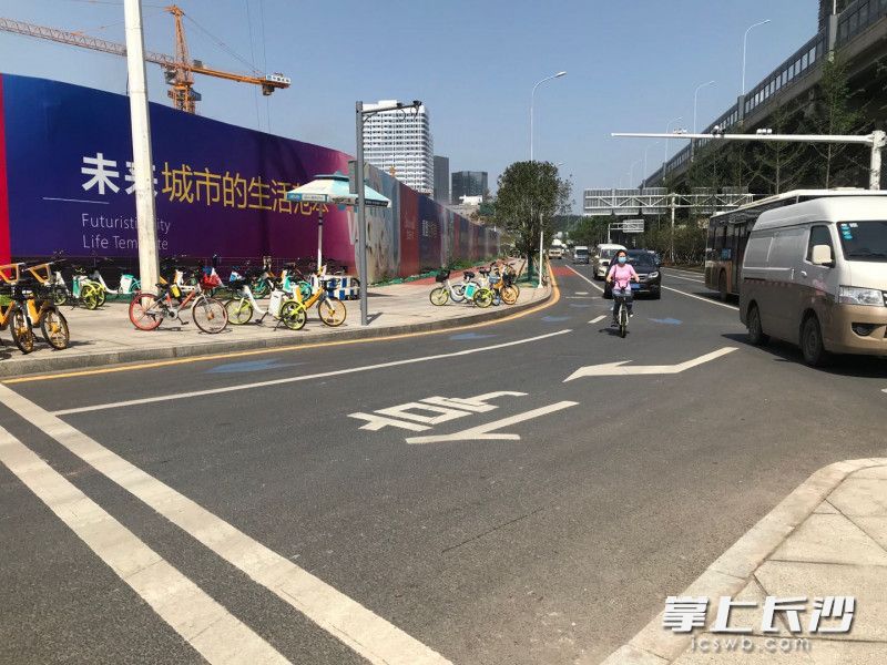 路口東口多了左轉(zhuǎn)彎車(chē)道,，提高通行效率。