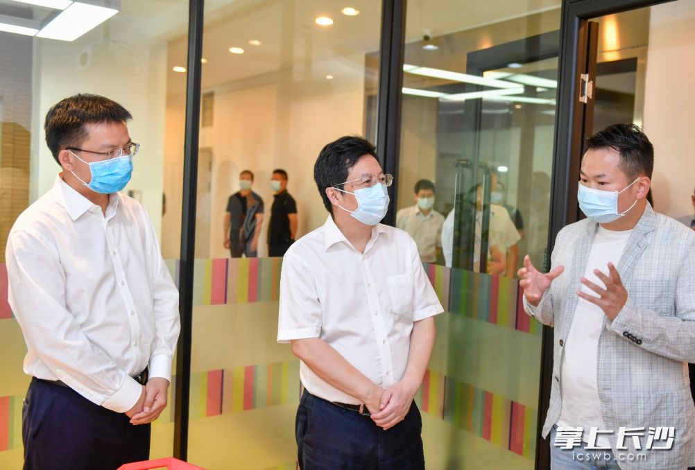 今天下午，省委常委,、市委書記胡衡華到岳麓區(qū)調(diào)研經(jīng)濟(jì)社會(huì)發(fā)展情況,，走訪了中南天使（湖南）文化傳媒有限公司。長(zhǎng)沙晚報(bào)全媒體記者 余劭劼 攝