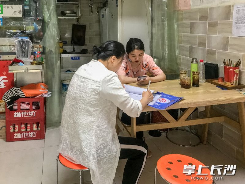 社區(qū)網格長在走訪轄區(qū)門店,，了解復工情況,。