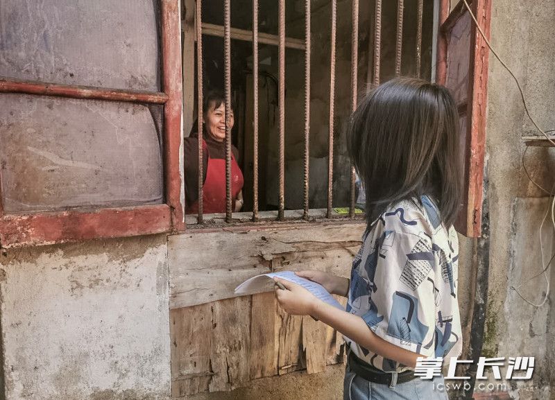 創(chuàng)遠社區(qū)工作人員上門走訪失業(yè)人員就業(yè)意向調查，為有求職需要的居民進行登記,，動態(tài)掌握人員返崗需求,。