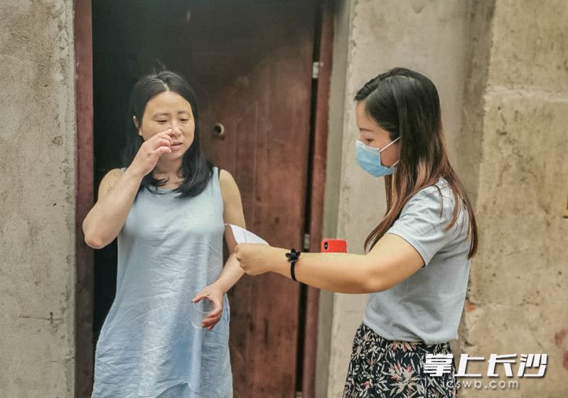 創(chuàng)遠社區(qū)工作人員上門走訪失業(yè)人員就業(yè)意向調查,，為有求職需要的居民進行登記，動態(tài)掌握人員返崗需求,。