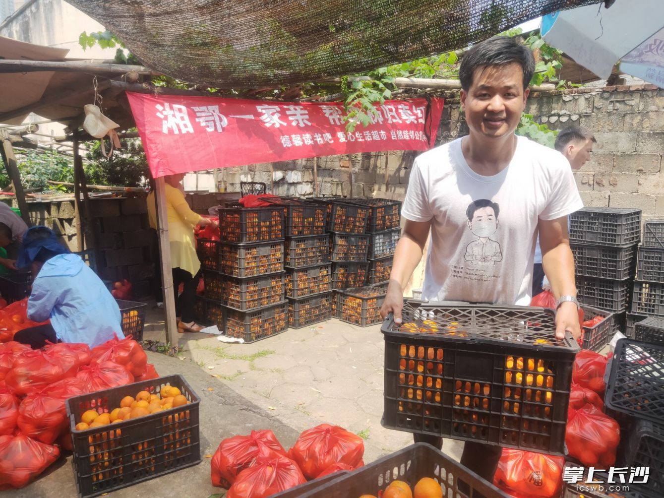 “長沙好人”丁紅波為湖北特困果農(nóng)種植的血橙熱心帶貨,，自家小院也變成愛心中轉(zhuǎn)站。長沙晚報(bào)全媒體記者 胡媛媛 攝