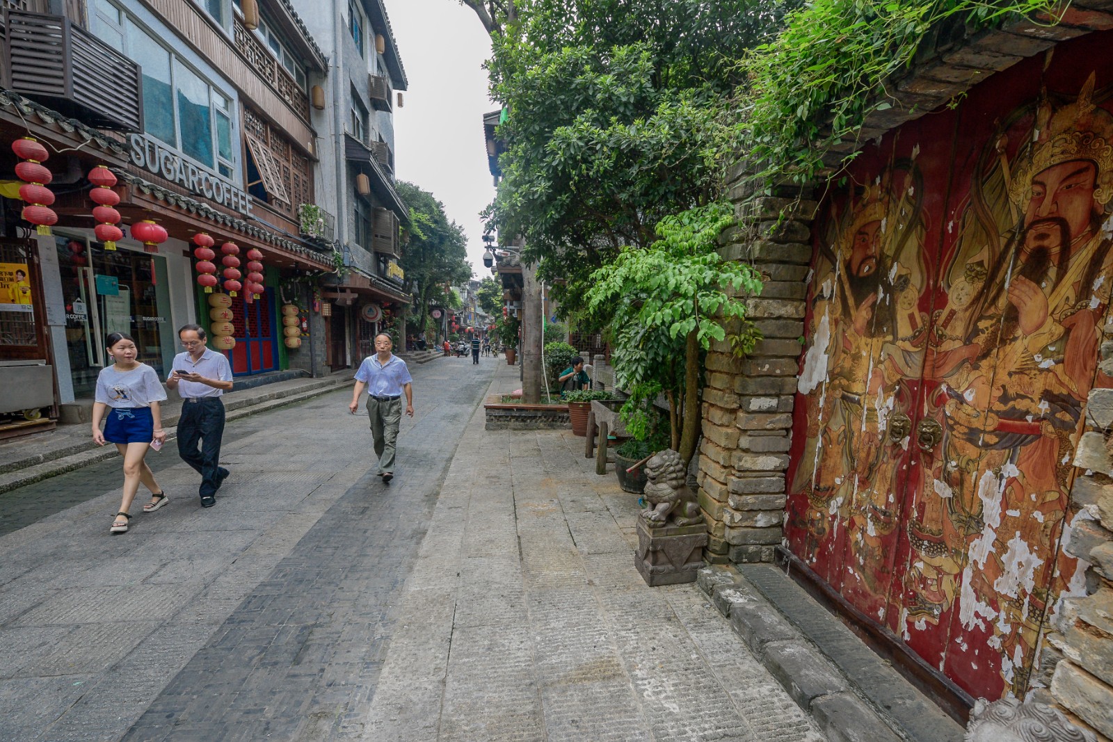 慕名而來的游客和市民在都正街感受久違的慢時光,。 長沙晚報全媒體記者 陳飛 攝