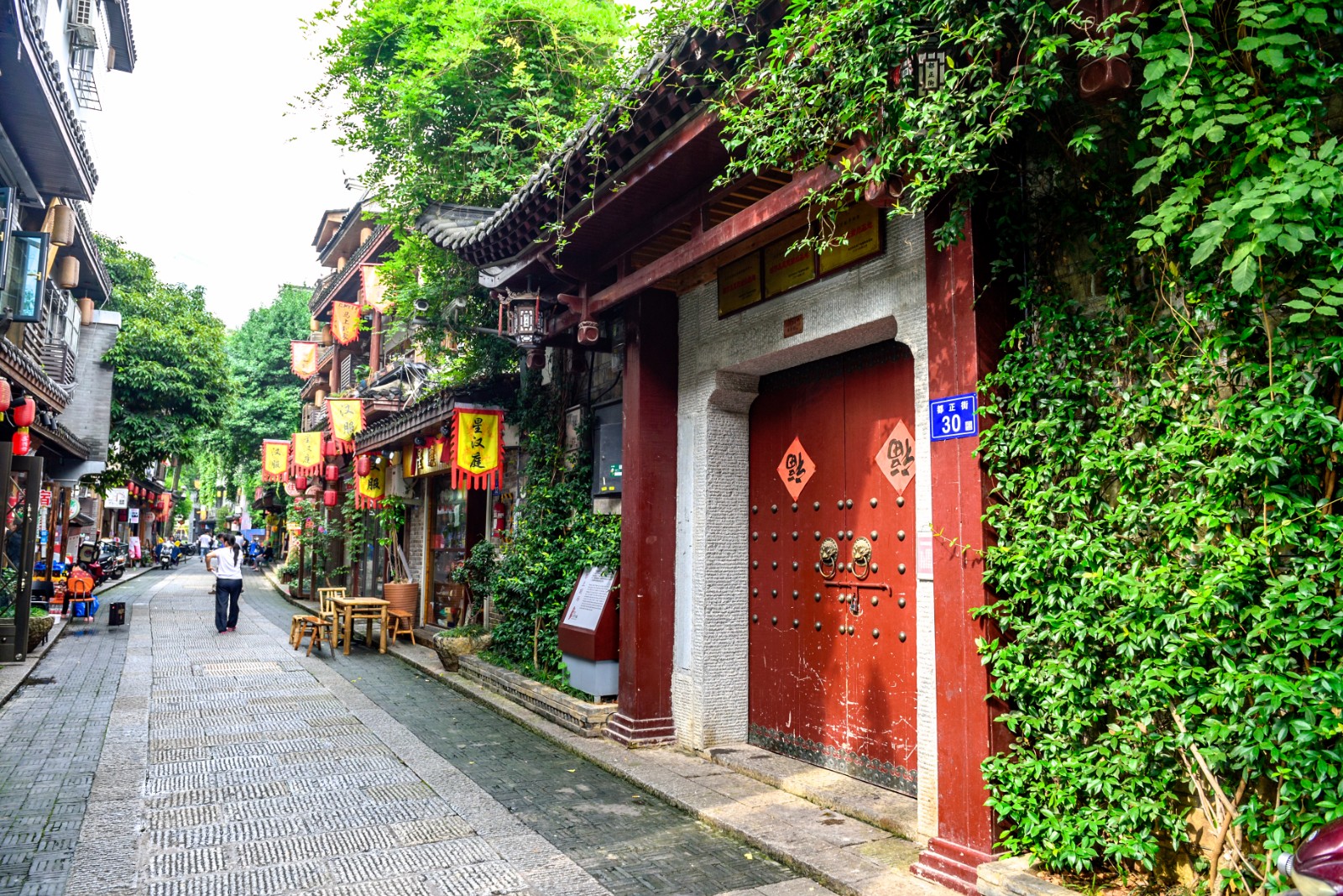 歷經(jīng)拆與留的論證,，走過新和舊的嬗變，如今的古街上,，老街坊與新來客在此交融,。在日新月異的城市化浪潮中，自在生長的都正街，不疾不徐,，有滋有味,。 長沙晚報全媒體記者 陳飛 攝