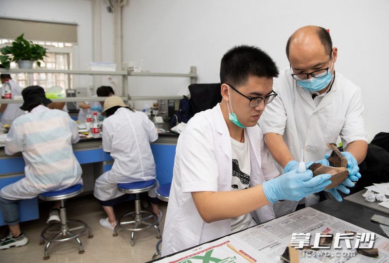 長(zhǎng)沙市文物考古研究所文化遺產(chǎn)日公眾活動(dòng)中，市民正在體驗(yàn)修復(fù)文物,。