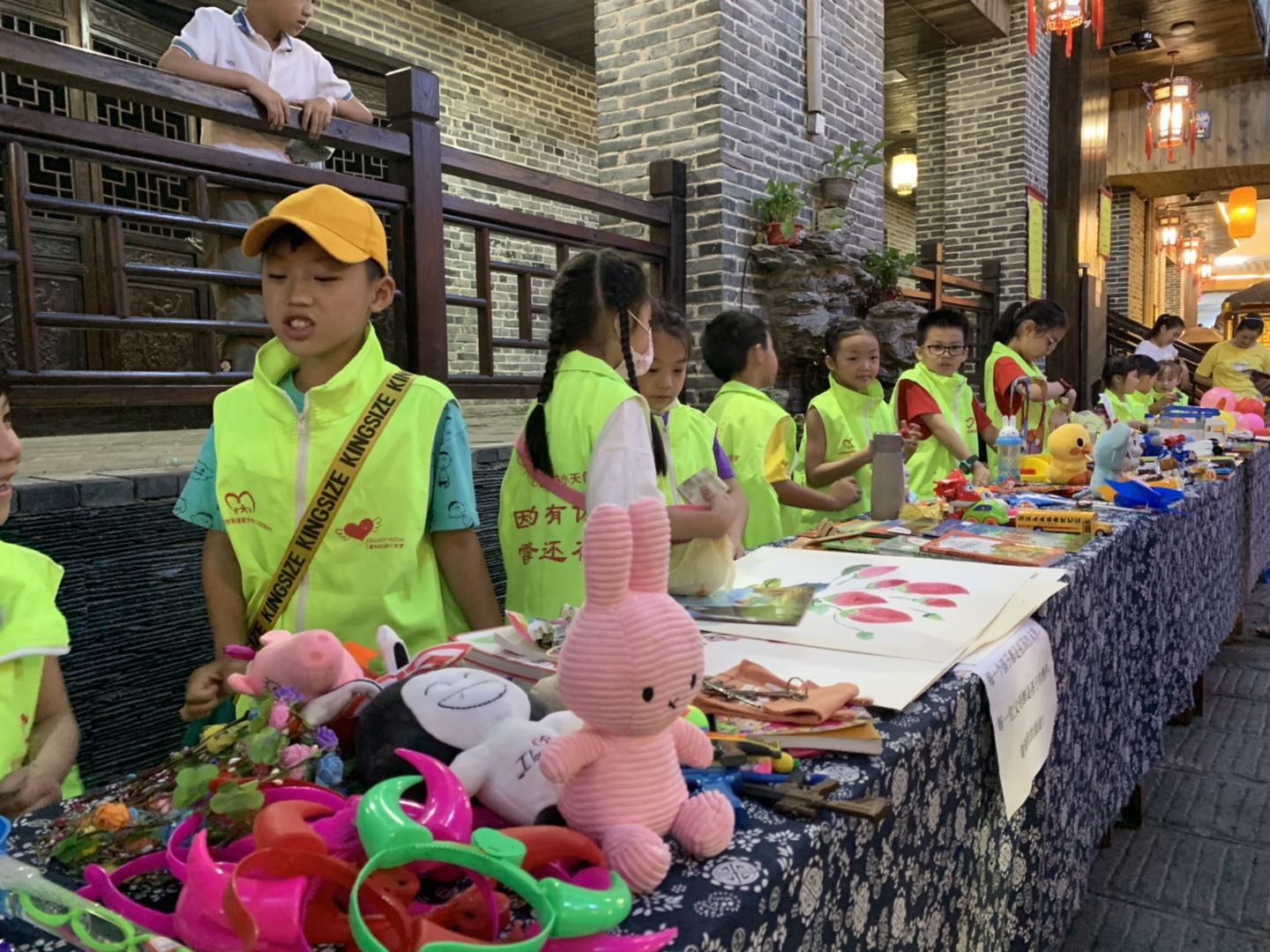 6月13日到14日，來自長沙縣各小學(xué)的學(xué)生們擺攤義賣,，為白血病患者籌款,。長沙晚報全媒體記者 鄧艷紅 攝