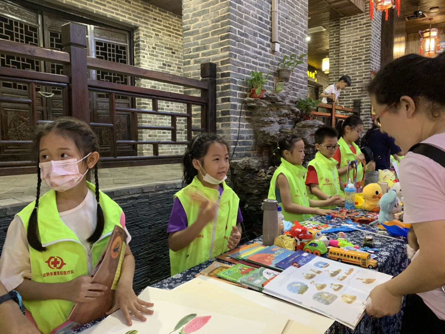 6月13日到14日，來自長沙縣各小學(xué)的學(xué)生們擺攤義賣,，為白血病患者籌款,。長沙晚報全媒體記者 鄧艷紅 攝