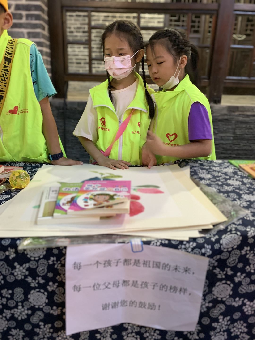 6月13日到14日,，來自長沙縣各小學(xué)的學(xué)生們擺攤義賣，為白血病患者籌款,。長沙晚報全媒體記者 鄧艷紅 攝