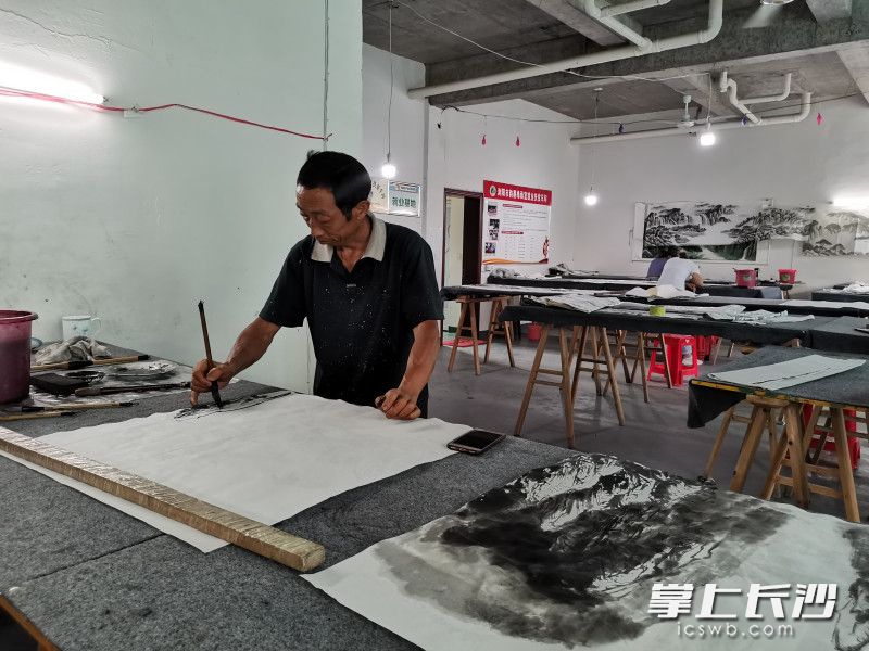 在瀏陽市小河鄉(xiāng)新河村韻墨緣畫室,，“農(nóng)民畫師”詹秋明正在畫畫,。長沙晚報全媒體記者 黃能 攝