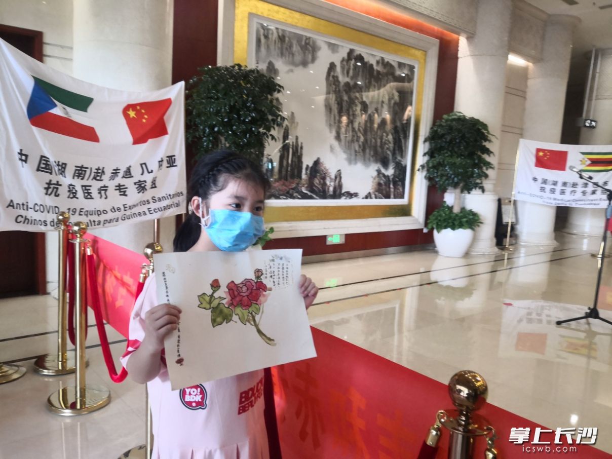 “我的媽媽是最美芙蓉花,?！毙燔饺氐呐畠寒嬃艘环饺鼗ǖ漠嬎徒o媽媽,。長沙晚報通訊員 申勇 攝
