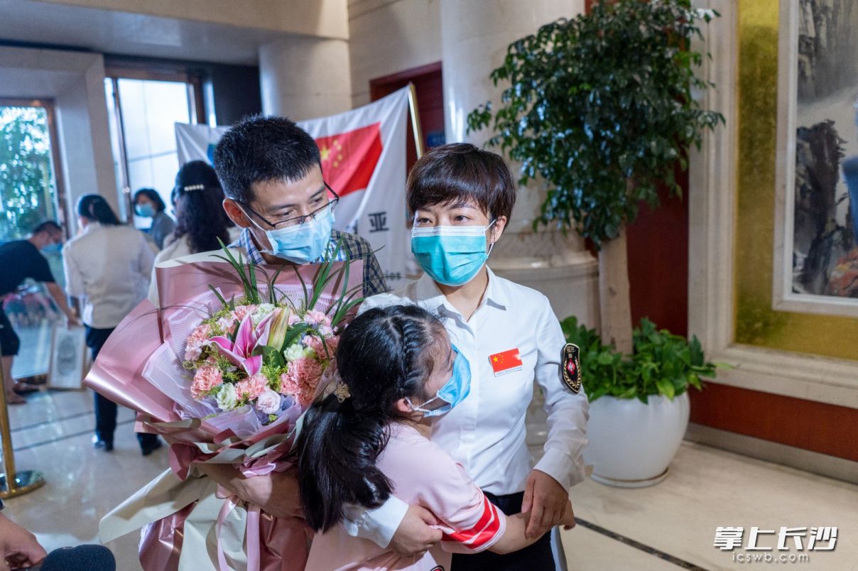 徐芙蓉緊緊抱住女兒，這是她期待了很久的擁抱,。長沙晚報通訊員 申勇 攝