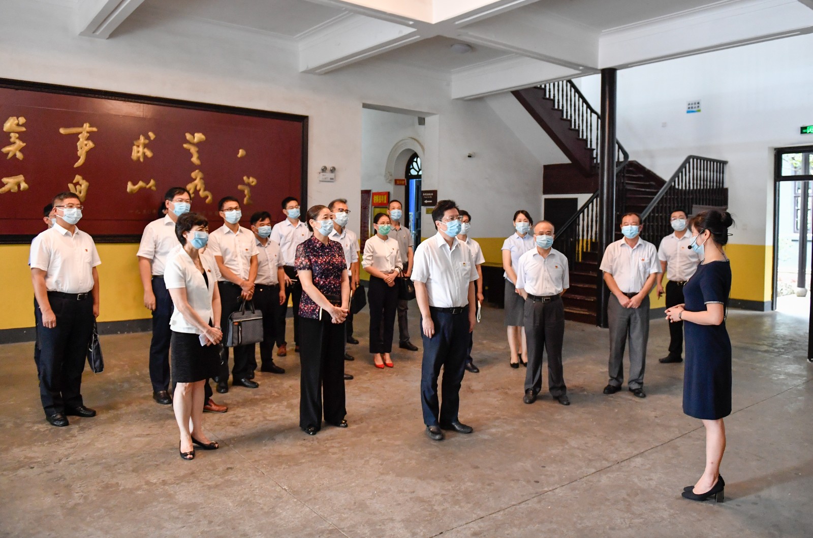 今天上午,，省委常委,、市委書記胡衡華以普通黨員身份，參加市委辦公廳機關第一黨支部“尋初心,、守初心,、踐初心”主題黨日活動，觀看“一代偉人從這里起步”主題展覽,。長沙晚報全媒體記者 余劭劼 攝