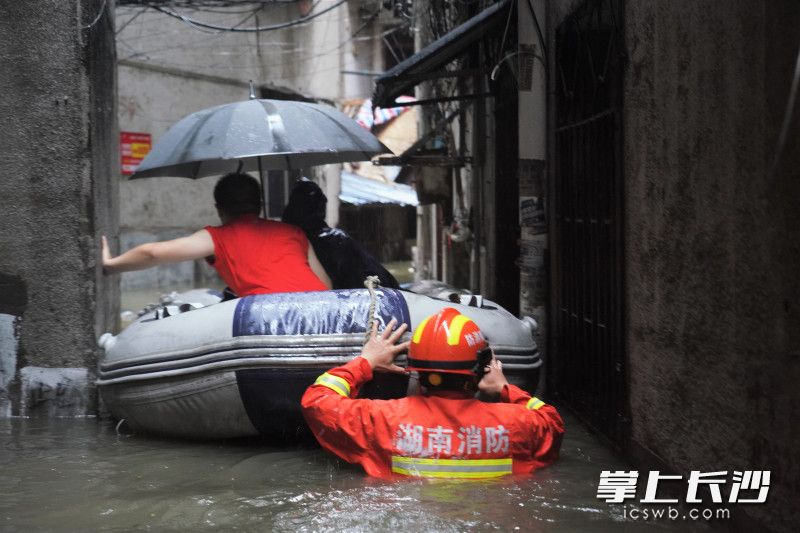 消防指戰(zhàn)員轉(zhuǎn)移被困群眾。長(zhǎng)沙晚報(bào)通訊員 黎翔 攝