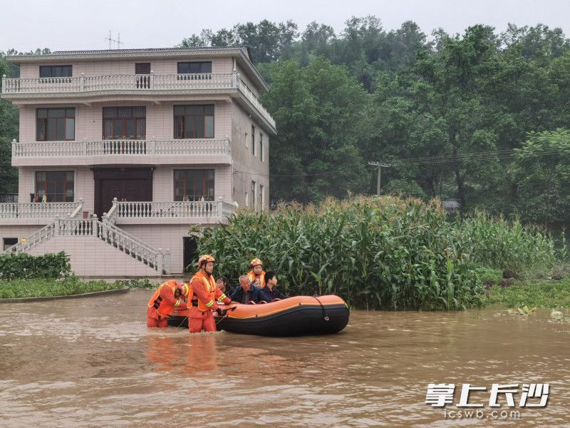 4名村民被轉(zhuǎn)移,。長(zhǎng)沙晚報(bào)通訊員 魏永柏 供圖