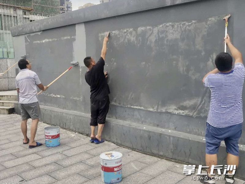 清除破損廣告、重新粉刷墻面,，為韶山路沿線“洗臉打粉”,。