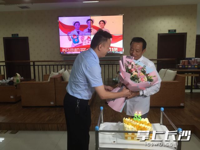 長沙血液中心有關負責人為費必武送上鮮花,，祝他生日快樂,。長沙晚報全媒體記者 朱炎皇 實習生 鄒菁 攝影報道