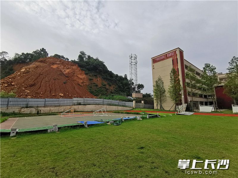 山體滑坡威脅著創(chuàng)遠(yuǎn)小學(xué)校舍安全,。長沙晚報(bào)全媒體記者 劉樹源 攝
