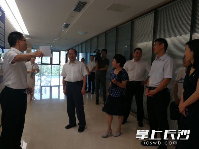 17日,，市委常委、市委統(tǒng)戰(zhàn)部部長(zhǎng)譚小平走訪調(diào)研部分民營(yíng)企業(yè),。圖為譚小平（中）在天云軟件技術(shù)有限公司調(diào)研,。長(zhǎng)沙晚報(bào)全媒體記者 黎鐵橋 攝