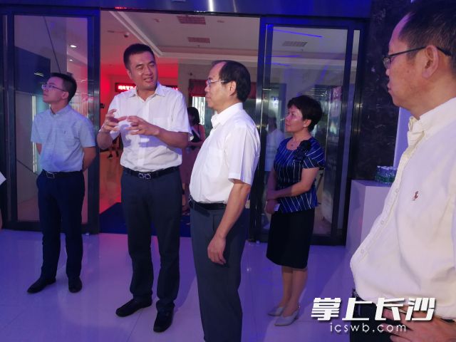 17日,，市委常委、市委統(tǒng)戰(zhàn)部部長(zhǎng),、市大數(shù)據(jù)（含地理信息）產(chǎn)業(yè)鏈鏈長(zhǎng)譚小平走訪調(diào)研部分軟件企業(yè),。長(zhǎng)沙晚報(bào)全媒體記者 黎鐵橋 攝
