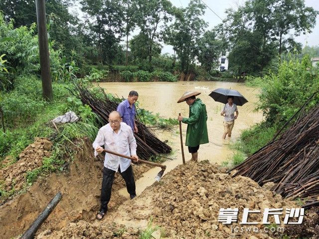 中信銀行長沙分行駐村工作隊和鄉(xiāng)村干部對出現(xiàn)險情的山塘及時進行排查和疏浚。