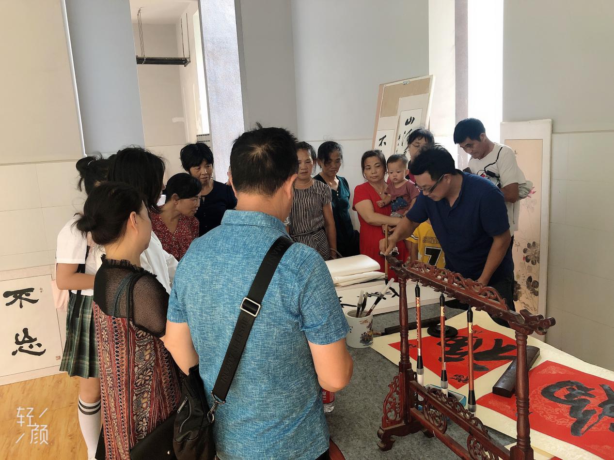 書畫老師現(xiàn)場揮毫,。