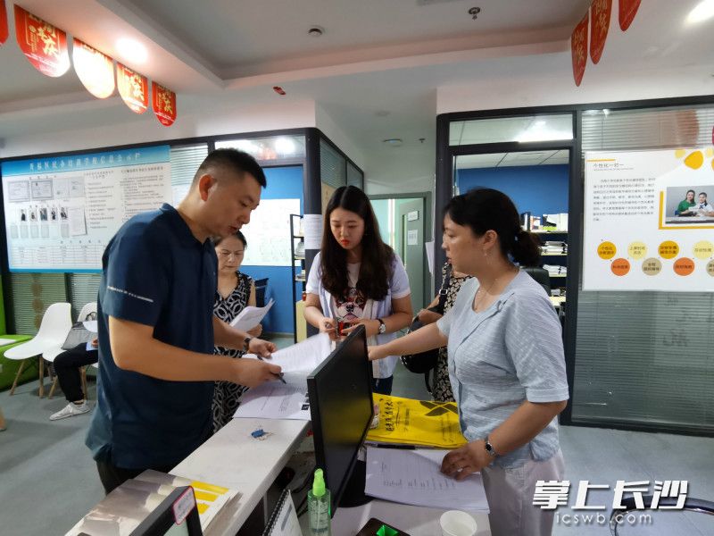 今日,，開福區(qū)教育局聯(lián)合望麓園街道,、清水塘街道、伍家?guī)X街道,、區(qū)市場監(jiān)管局開展了校外培訓(xùn)機(jī)構(gòu)專項(xiàng)督查行動,。均為長沙晚報(bào)全媒體記者 舒文 攝