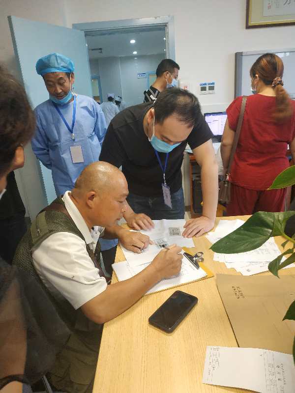 戴高奇漸漸理解兒子捐獻遺體角膜的舉動,，在捐獻確認(rèn)登記表上簽字。長沙晚報通訊員 潘愛華 楊麗紅 供圖