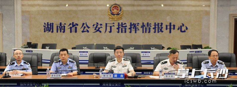 10日,，全省長(zhǎng)江流域非法捕撈高發(fā)水域首輪巡查執(zhí)法行動(dòng)在14個(gè)市州同步啟動(dòng)。均為湖南公安供圖
