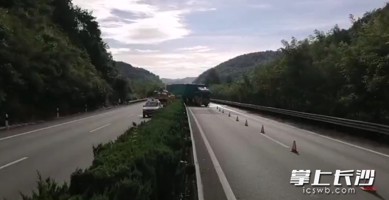 8月7日,，G56杭瑞高速鳳凰段大貨車疲勞駕駛事故,，大貨車沖到對(duì)向車道。均為湖南高速警察供圖