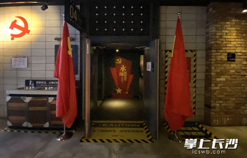 舒適的影院環(huán)境,、高端的視聽設(shè)備、影廳內(nèi)隨處可見的紅色元素,。