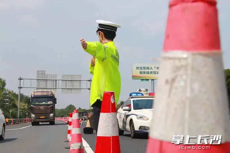 高速交警在施工路段進(jìn)行指揮疏導(dǎo)。湖南高速警察供圖