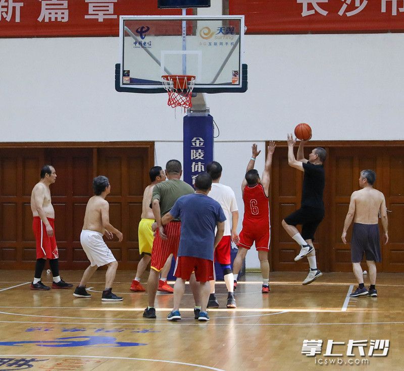 今年已經(jīng)73歲的李界選不懼防守突破上籃,，身手還是“從前那個少年”,。長沙晚報全媒體記者 周數(shù)邑 攝