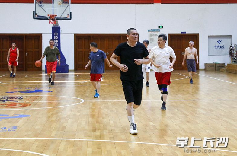 隊員正在運球進攻,。長沙晚報全媒體記者 周數(shù)邑 攝