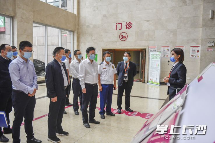 在康乃馨老年呵護中心，胡衡華詳細了解消防安全和秋冬季疫情防控工作,。長沙晚報全媒體記者 余劭劼 攝
