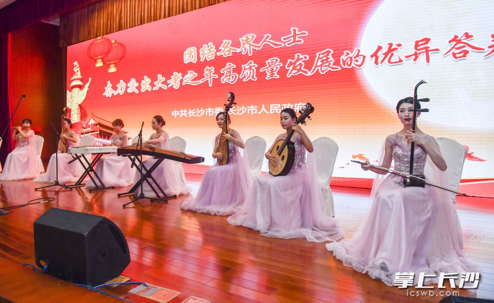 茶話會前，文藝工作者演奏傳統(tǒng)樂器,。長沙晚報全媒體記者 余劭劼 攝